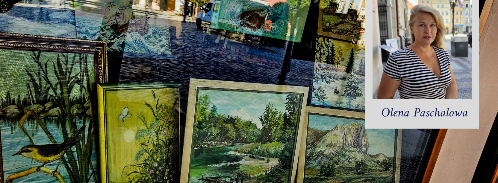 Witryna okienna z obrazami przedstawiającymi naturę i zdjęciem autorki