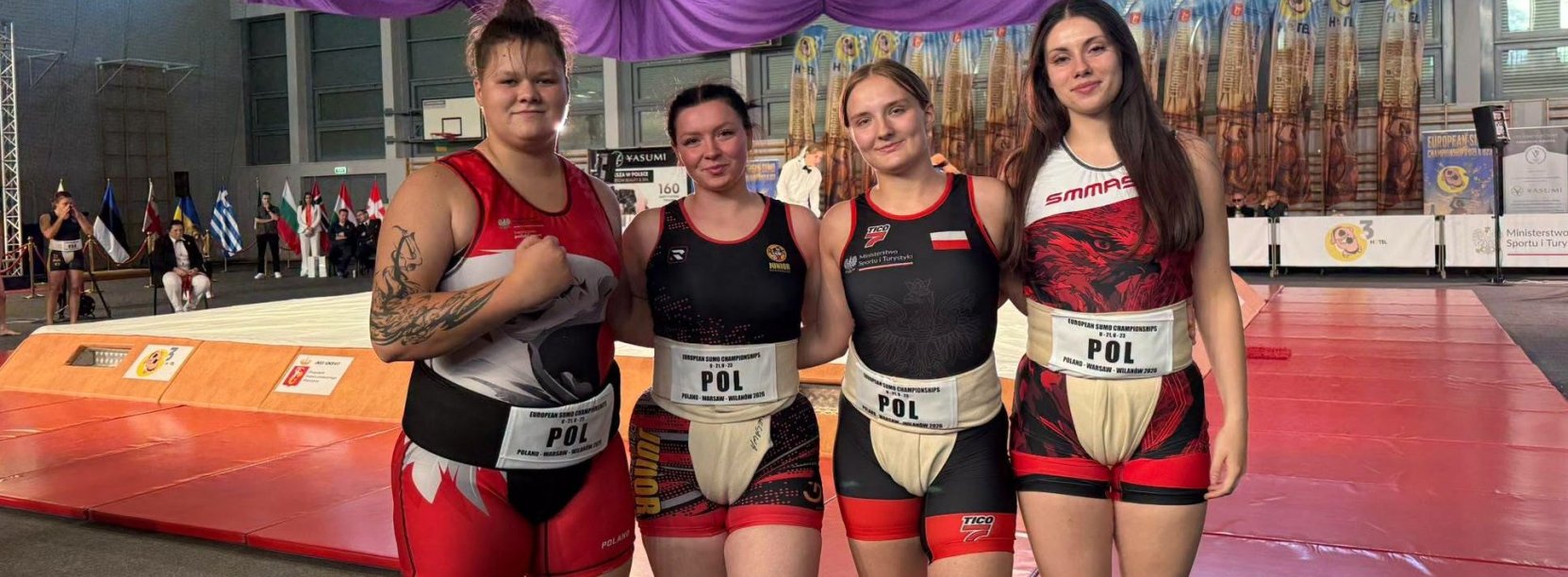 Cztery zawodniczki w strojach sportowych