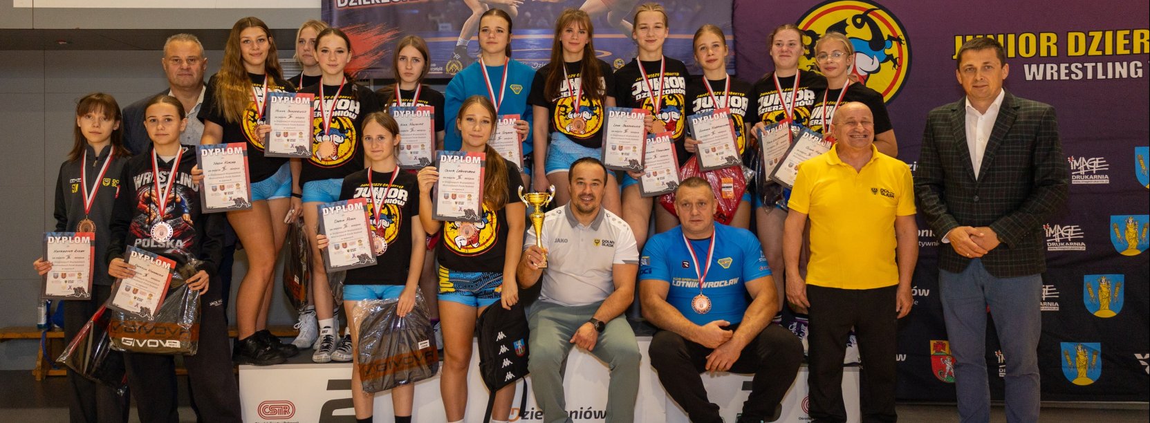 Grupowe zdjęcie uczestniczek turnieju