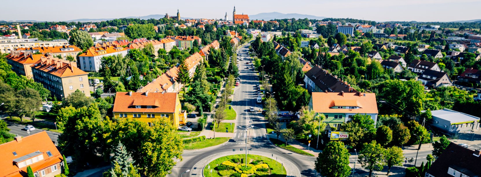 Dzierżoniów z góry, na pierwszym planie rondo