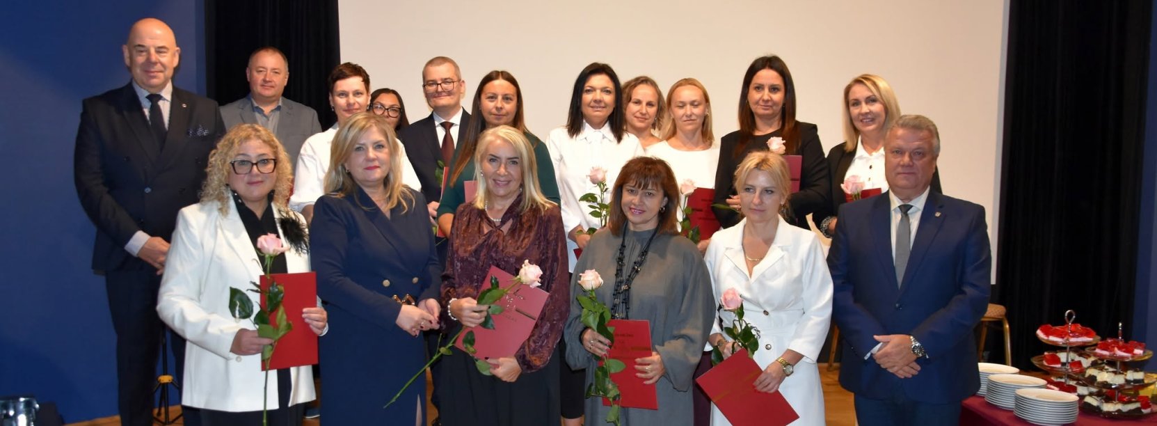 Wspólne zdjęcie wyróżnionych dyrektorów szkoł z burmistrzem