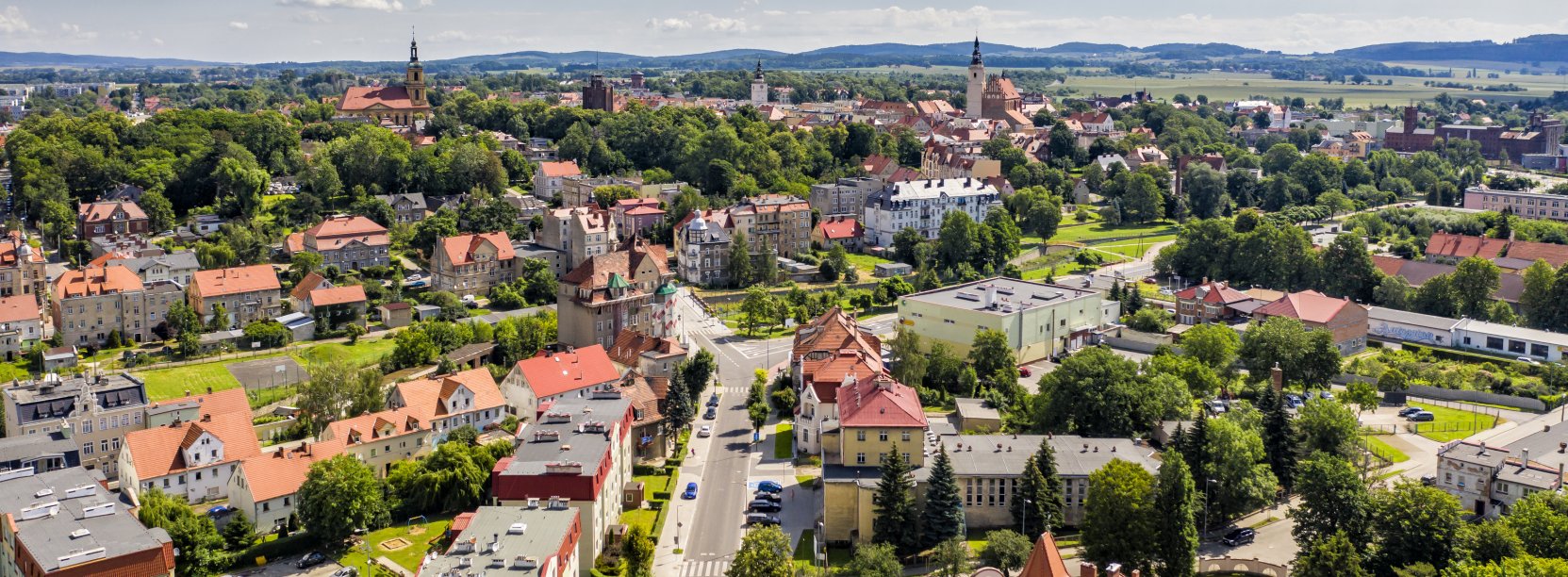 Dzierżoniów z lotu ptaka, za miastem góry