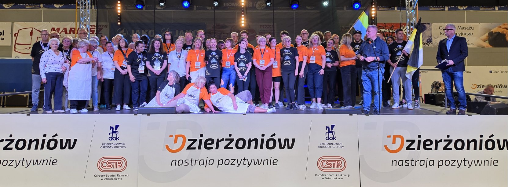 Grupowe zdjęcie uczestników turnieju miast