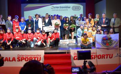 Statuetki, nagrody pieniężne i wyróżnienia trafiły do rąk sportowców i mieszkańców zaangażowanych w rozwój sportu w piątek 28 lutego. Najlepszym sportowcem ponownie wybrano Pawła Juraszka, trenerem Andrzeja Woźniaka. Polecamy pełna listę nagrodzonych i informacje o sukcesach sportowych, które w minionym roku odnosili dzierżoniowianie.