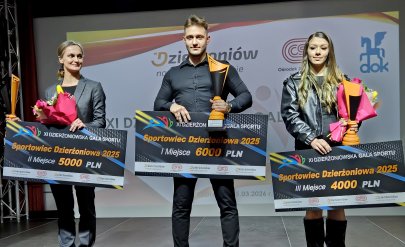 Laureaci trzech pierwszych zdjęć na scenie z pucharami i symbolicznymi czekami