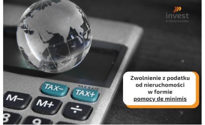 Kalkulator, na nim szklana kula przypominająca globus i napis Zwolnienie z podatku od nieruchomości
