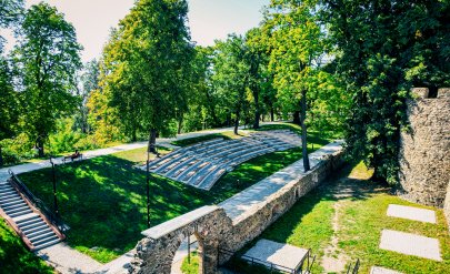 Kamienne mury obronne, amfiteatr chodniki i dużo zieleni - widok z góry.