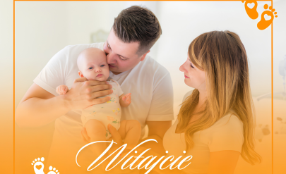 Ojciec trzymający i całujący niemowlaka, obok mama