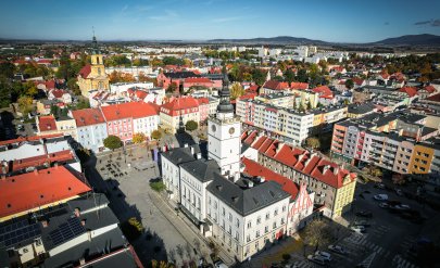 Widok z lotu ptaka na dzierżoniowski rynek i miasto z Masywem Śleży w tle