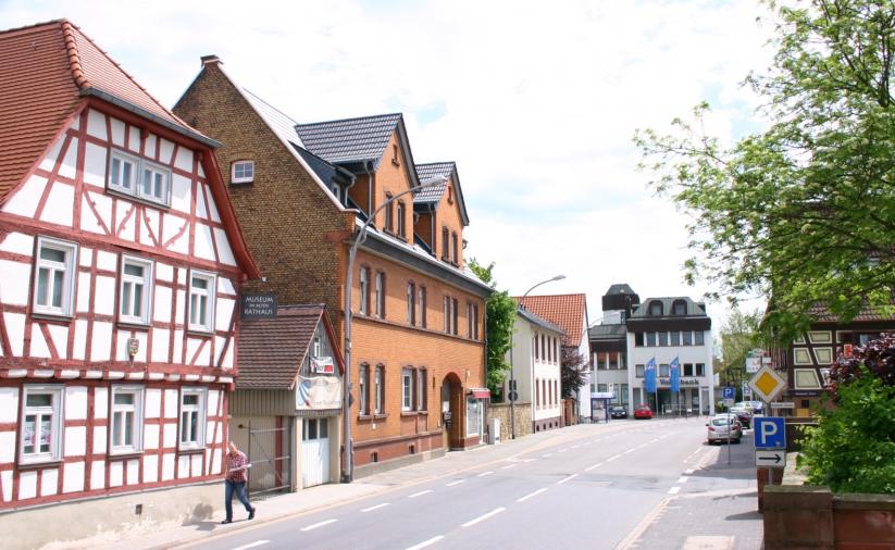 Ulica w Bischofsheim z zabytkowymi kamienicami 