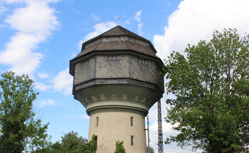 Widok na wieże ciśnień w Bischofsheim