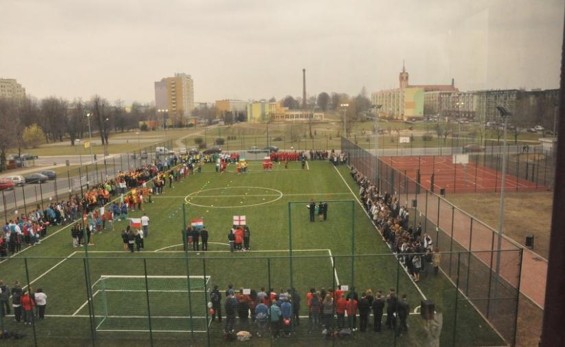 Boisko orlika podczas otwarcia widziane z góry