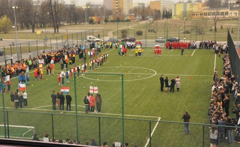 Boisko orlika podczas otwarcia widziane z góry