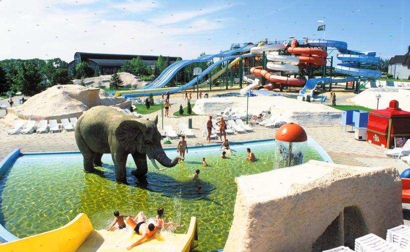 Wodny plac zabaw dla dzieci ze stojącym po środku sztucznym słoniem