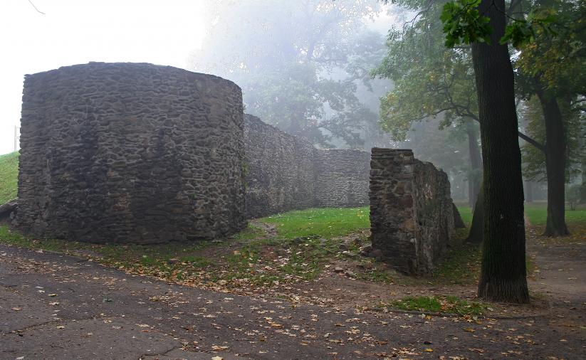 Widok na zamglone mury obronne  