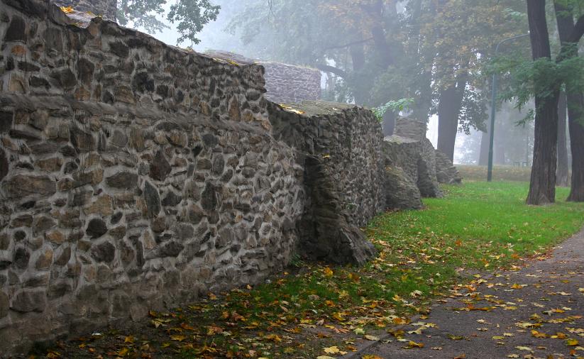 Widok na zamglone mury obronne  