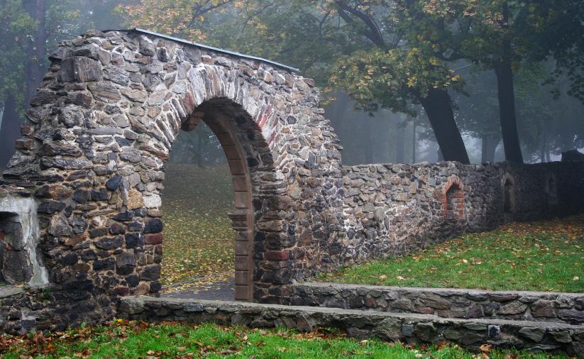 Widok na zamglone mury obronne  