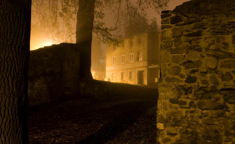 Widok na mury obronne nocą 