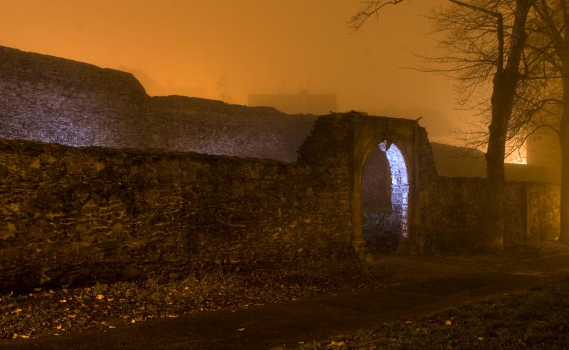 Widok na mury obronne nocą 