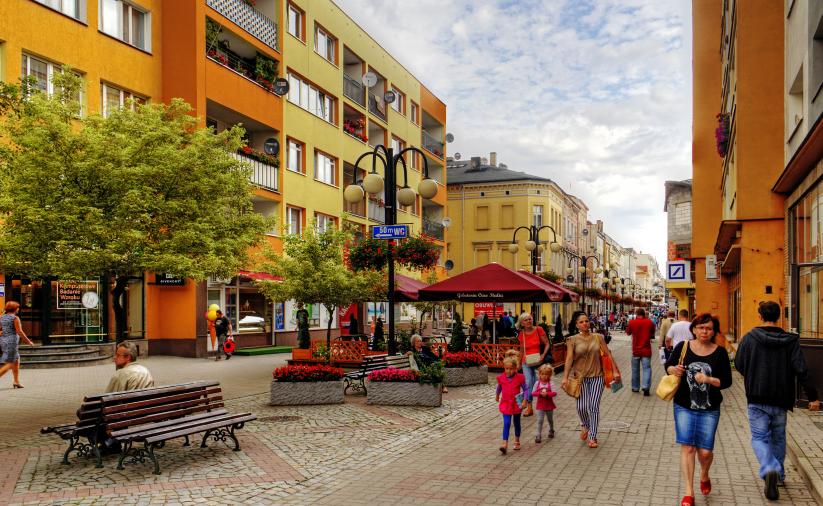 Dzierżoniów, ul. Wrocławska, widok od strony rynku, na pierwszym planie spacerujący mieszkańcy