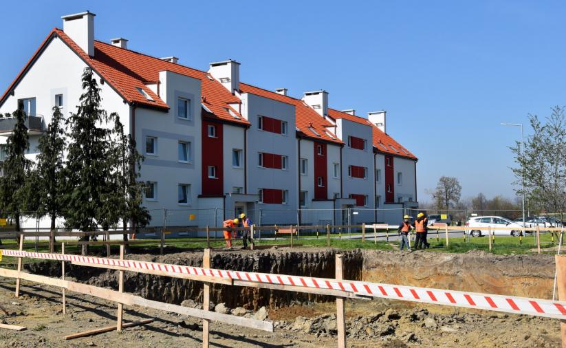 Widok na miejsce powstania kolejnego i istniejący już budynek