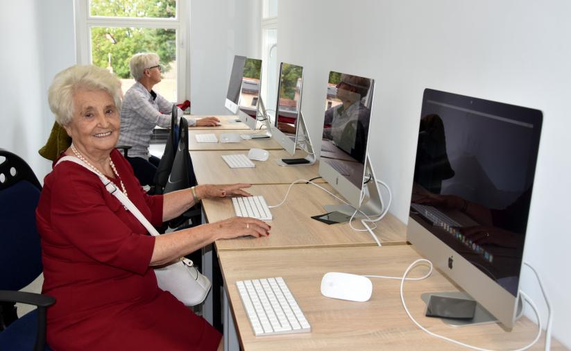 Seniorzy przy komputerach