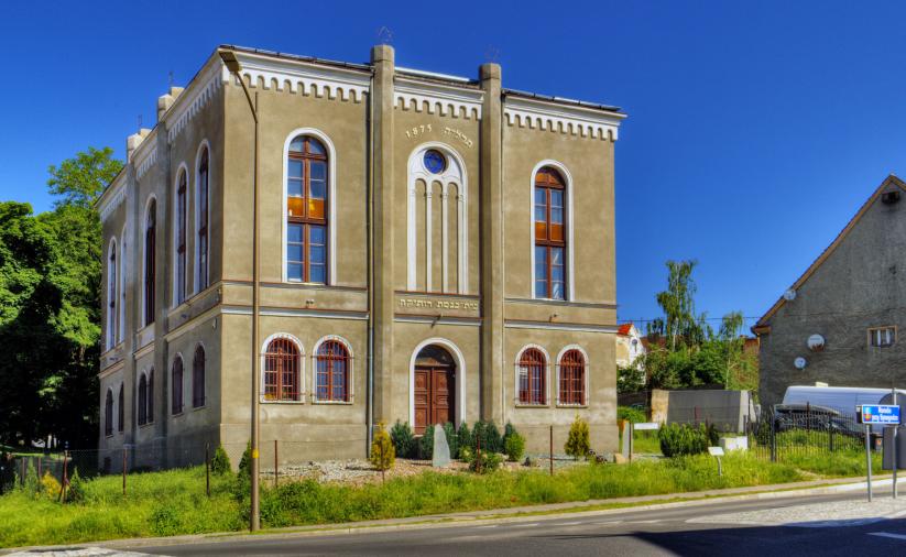 Dzierżoniowska Synagoga Rutika, widok na budynek od strony Ronda przy Synagodze