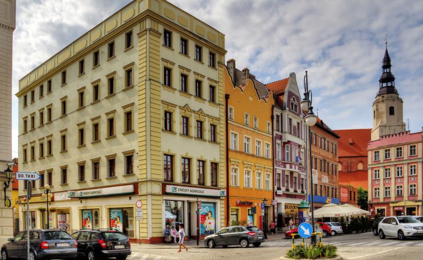 Widok na kaienice położne na wschodnie pierzei rynku, w tle kościół pw. Św. Jerzego