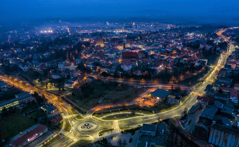 Dzierżoniów nocą, zdjęcie miasta pokazujące ul. Batalionów Chłopskich, w tle staromiejskie centrum, w dalszym planie dzierżoniowskie osiedla mieszkaniowe