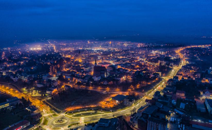 Dzierżoniów nocą, Widok z drona od południowej częsci miasta