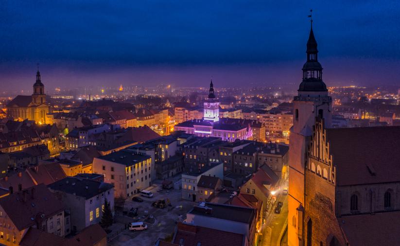 Dzierżoniów noca. Widok z drona na wieżę kościoła pw. Św. Jerzego