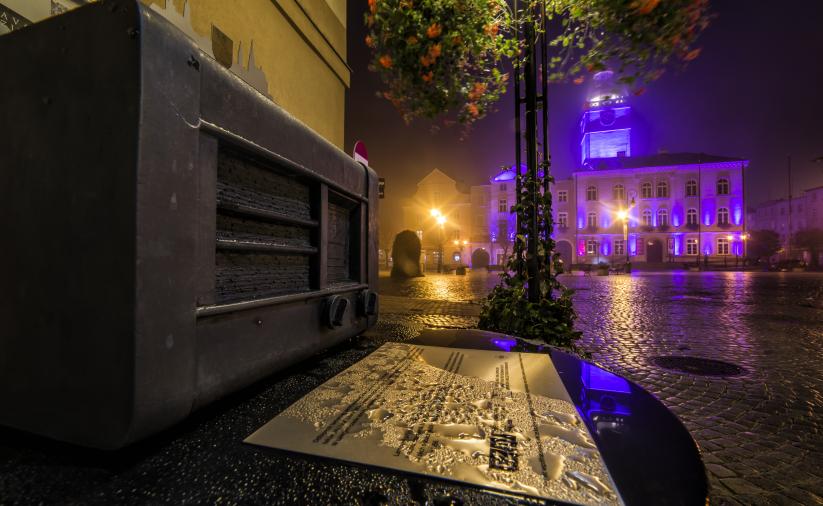 Rynek nocą, widok od strony ul. Świdnickiej, na pierwszym planie odlew dirowskiego radia