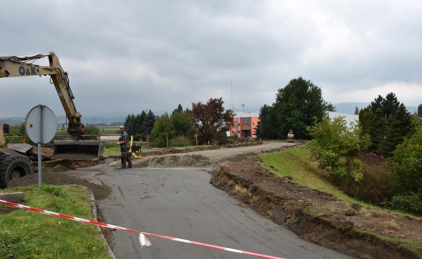 Koparka pracująca na drodze
