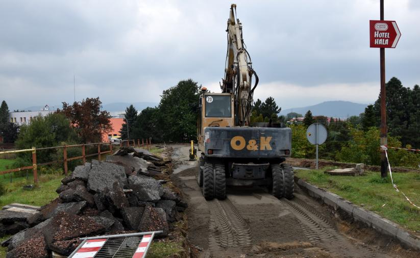 Koparka wybierająca starą nawierzchnie drogi