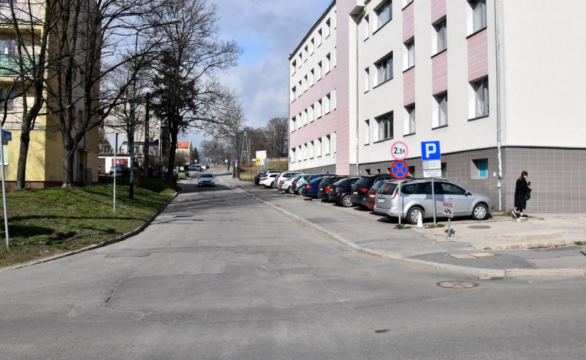 Ulica Stefana Okrzei, po prawej szpital