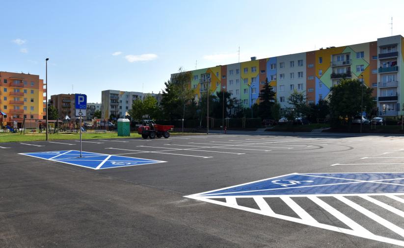 Parking po remocie, na pierwszym planie miejsce dla osób z niepełnosprawnościami