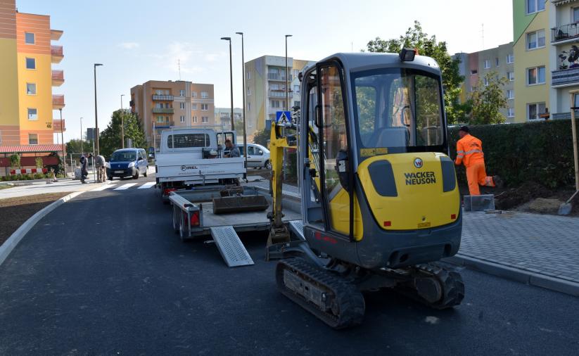 Wylewanie aswaltu na drodze