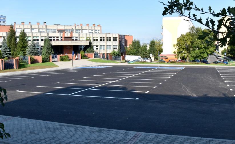 Wyremontowany parking, w tle budynek szkoły 