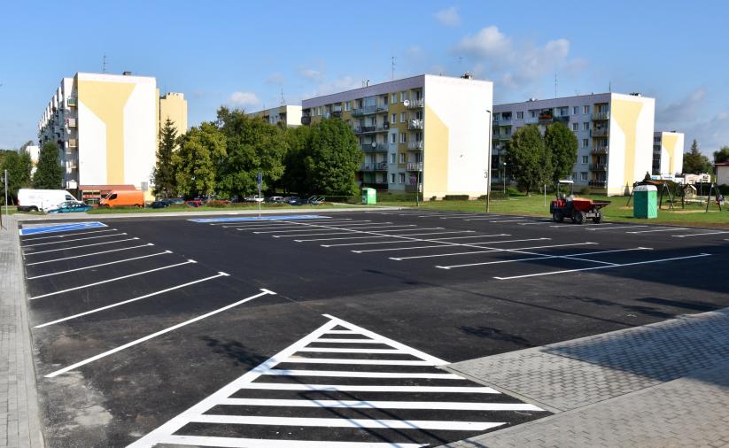 Parking po remoncie, na drugim planie budynki osiedla