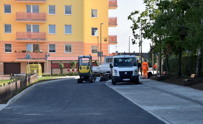 Wyremontowana droga i miejsca parkingowe
