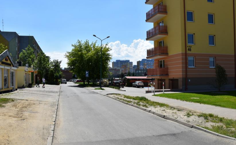 Droga przed remontem, z boku nowy blok spółdzielczy