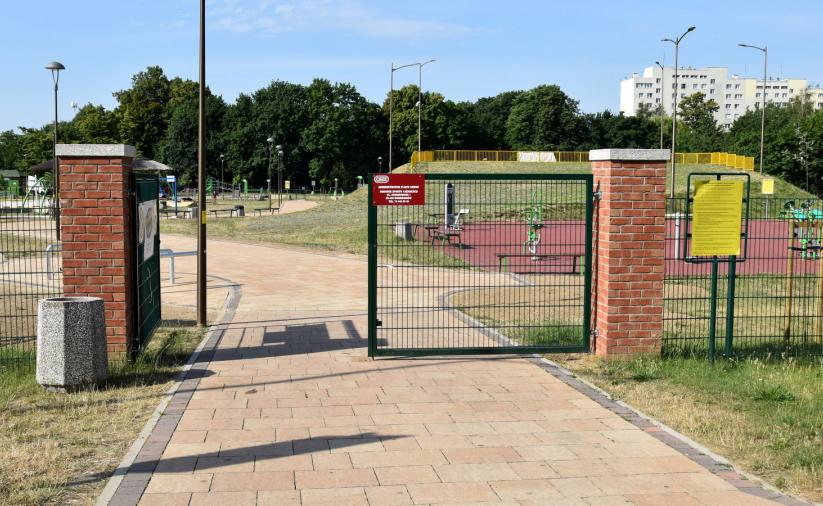 Wjście do Alei Bajkowych Gwiazd od strony os. Różanego