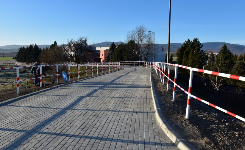 Widok na wyremontowną droge i barierki ochronne 