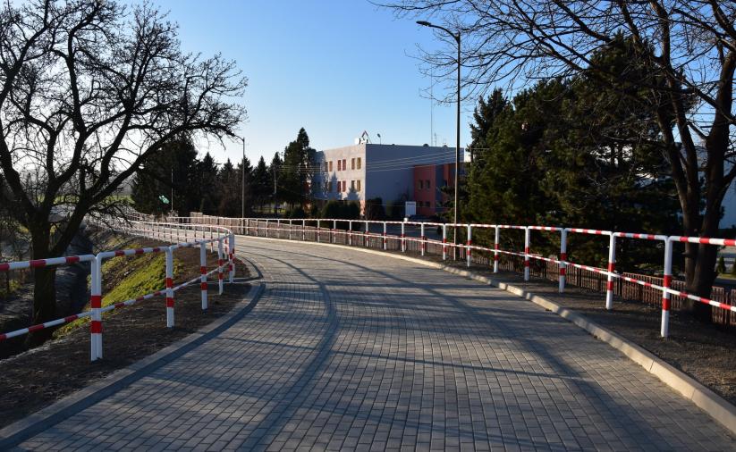 Widok na wyremontowaną drogę, w tle budynek hotelu ośrodka sportu