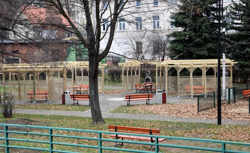 Widok na miejsca do pikników i wiaty grilowe