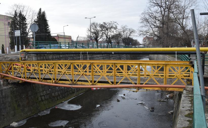 Widok starej, stalowej kładki przed jej likwidacją