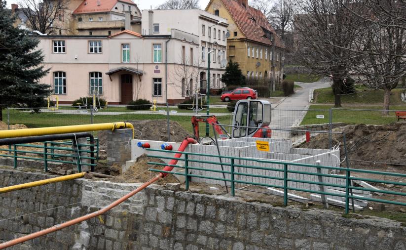 Wiok na demntowaną kładkę od strony ul. Kopernika