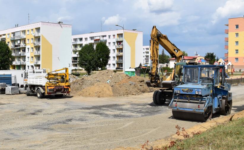 Koparka i walec na przebudowywanej drodze 