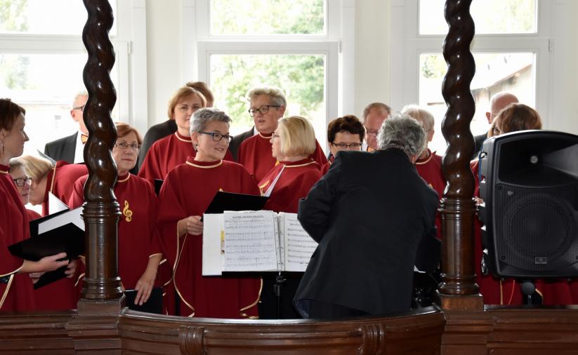 Chór seniorów w czerwonych strojach