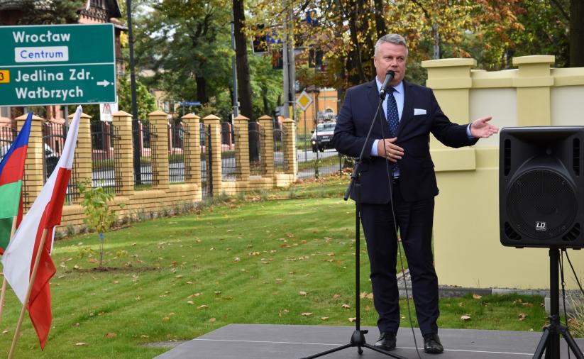 Burmistrz Dzierżniowa przy mikrofonie podczas otwarcia Centrum Seniora